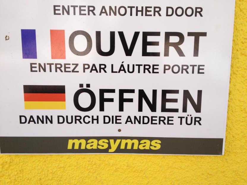 Übersetzungsfehler auf einem Schild um die Tür zu öffnen